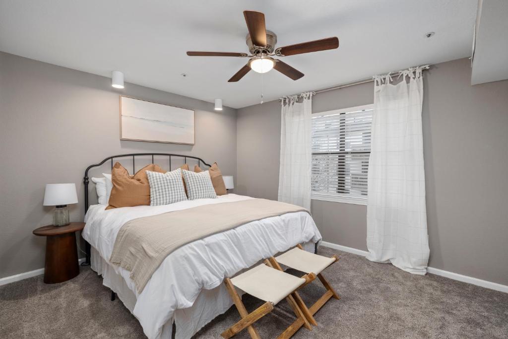 Hadley's Place at Pointe Royale, Pristine 2 Bed 2 Bath Condo photo 1