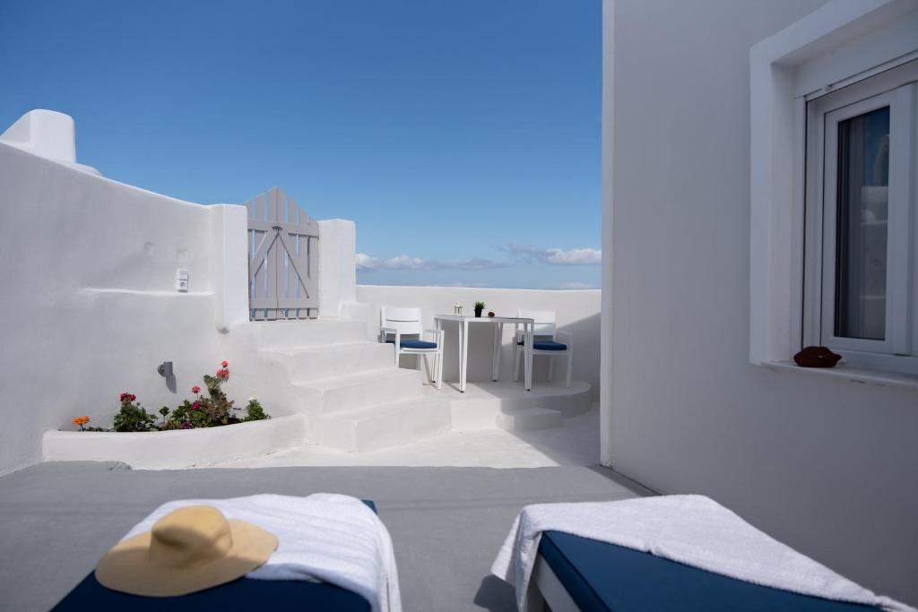 White Swallow Suite Santorini photo 1