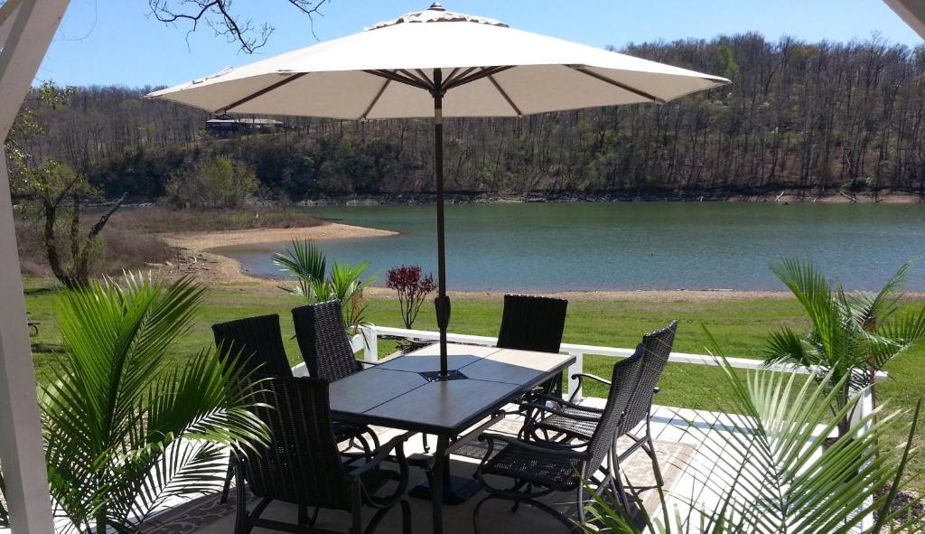 Lakehouse has Spectacular View plus Easy Access! image