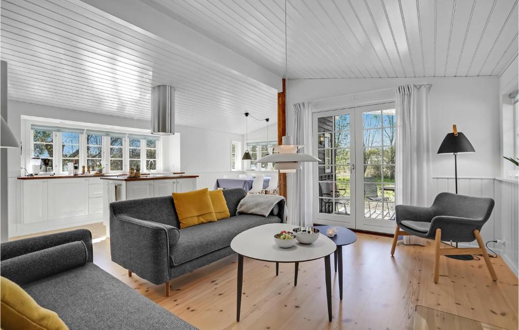 Amazing Home In Glesborg With 3 Bedrooms And Wifi photo 3