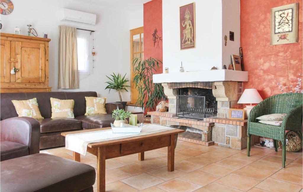 Awesome Home In Goult With 4 Bedrooms, Wifi And Outdoor Swimming Pool photo 1