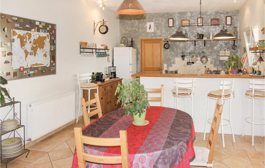 Awesome Home In Goult With 4 Bedrooms, Wifi And Outdoor Swimming Pool photo 2