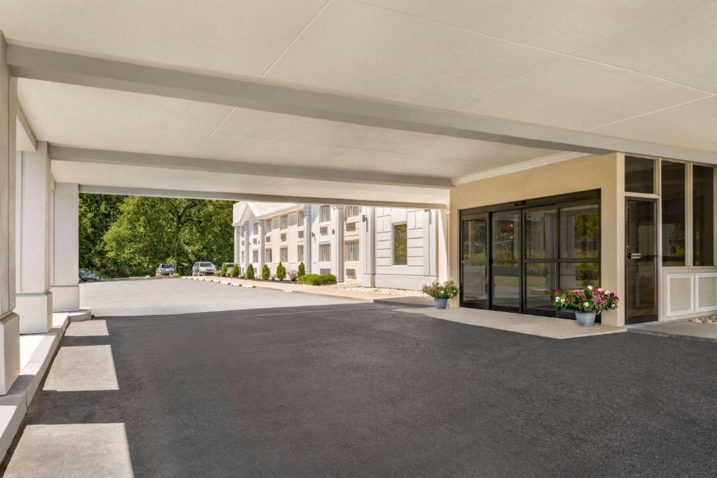 Ramada by Wyndham Whitehall/Allentown photo 1