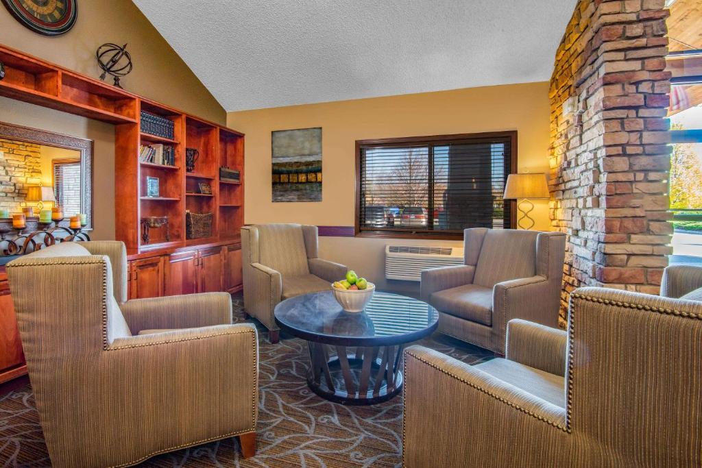 AmericInn by Wyndham Windsor Ft. Collins photo 3