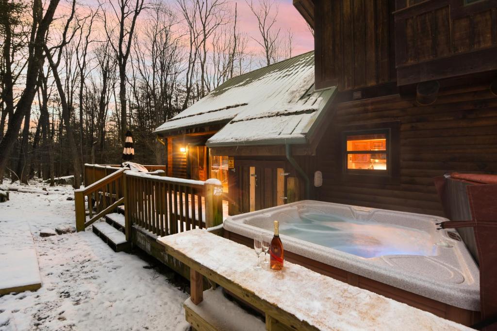 Jamesons Cabin! 8 Minutes to Wisp, HotTub, FirePit, Pets, EV Chgr photo 3