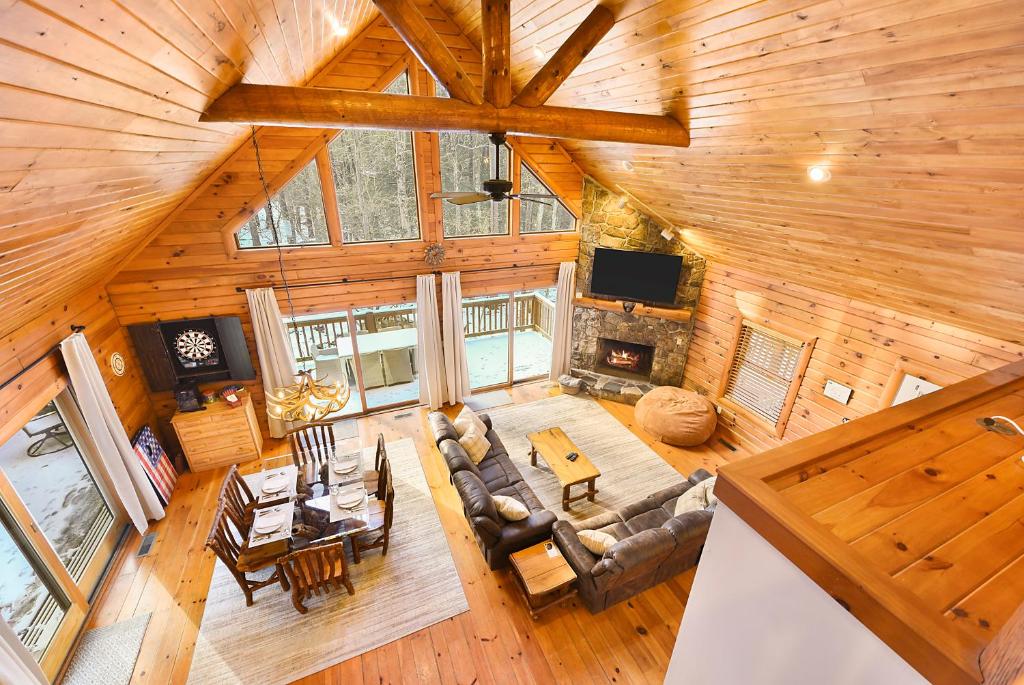 Jamesons Cabin! 8 Minutes to Wisp, HotTub, FirePit, Pets, EV Chgr photo 1