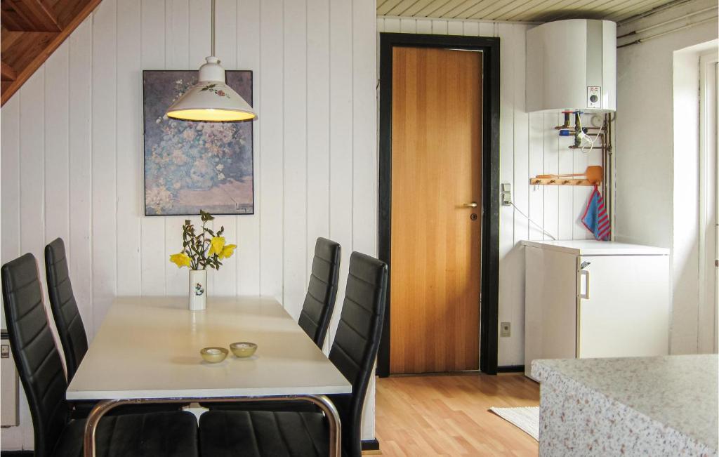 Awesome Home In Rnne With 3 Bedrooms And Wifi photo 4