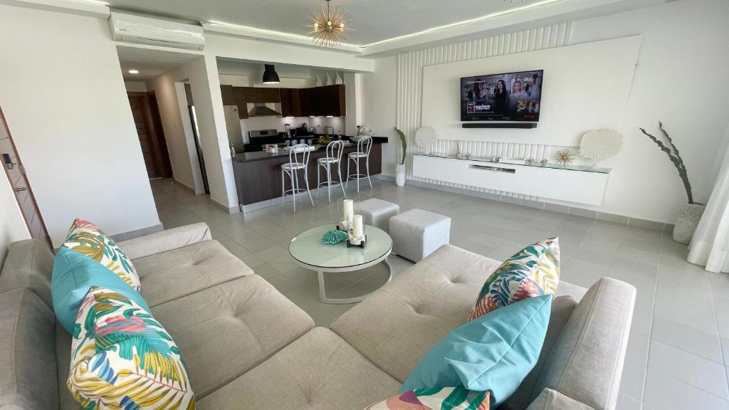 Relaxing 2 Bedroom Ocean View with Pool Close to the Beach photo 4