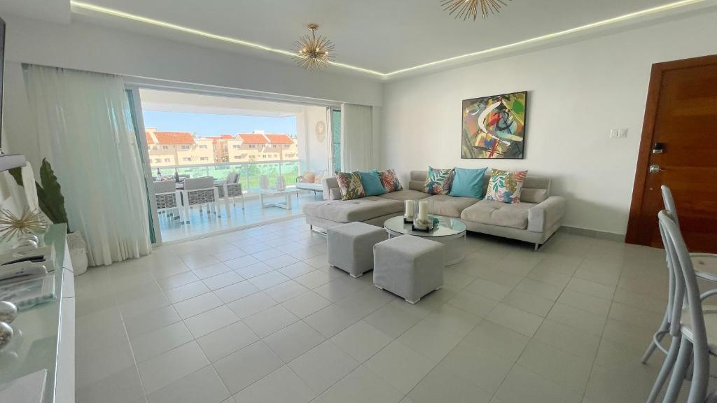Relaxing 2 Bedroom Ocean View with Pool Close to the Beach photo 2