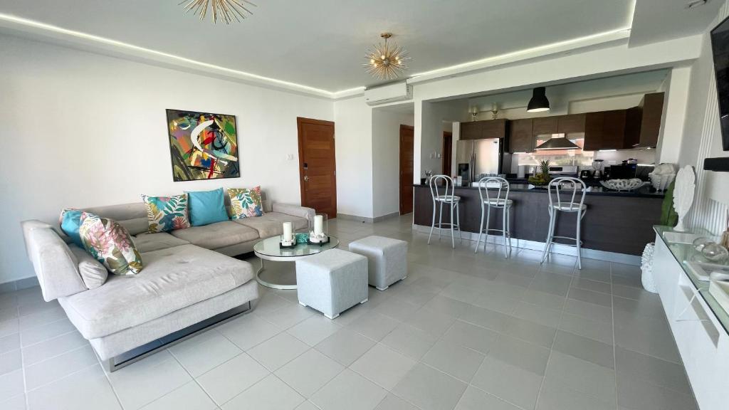 Relaxing 2 Bedroom Ocean View with Pool Close to the Beach photo 3