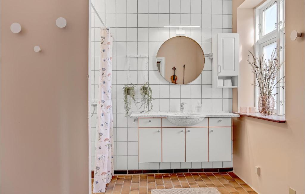 Amazing Apartment In Allingbro With 3 Bedrooms And Wifi photo 1