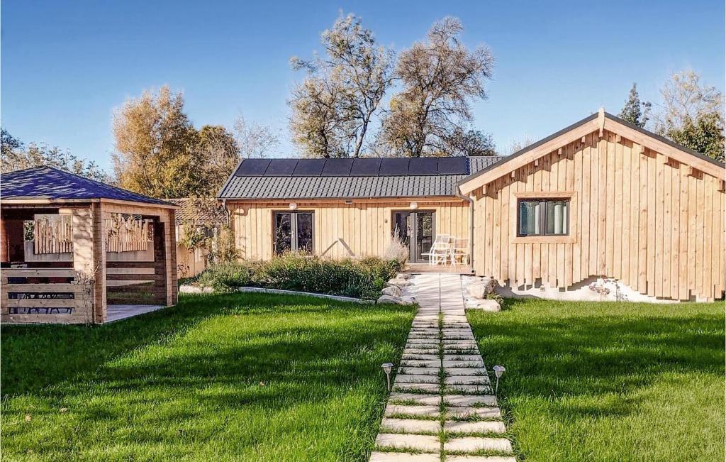 Nice Home In Le Thor With Wifi And 3 Bedrooms