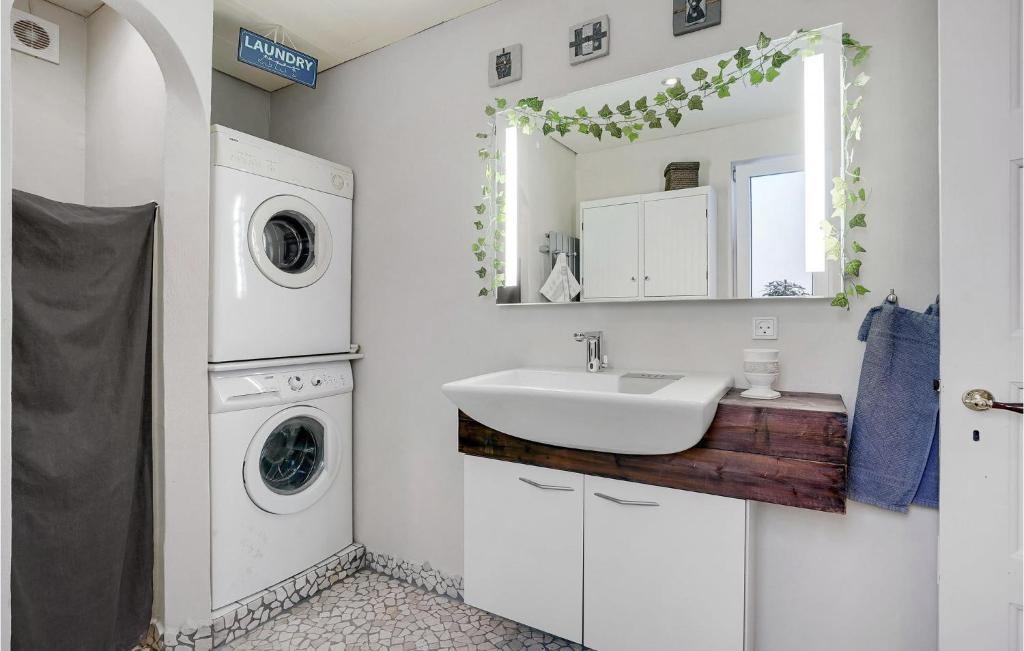 Amazing Home In Roslev With 2 Bedrooms And Wifi photo 3