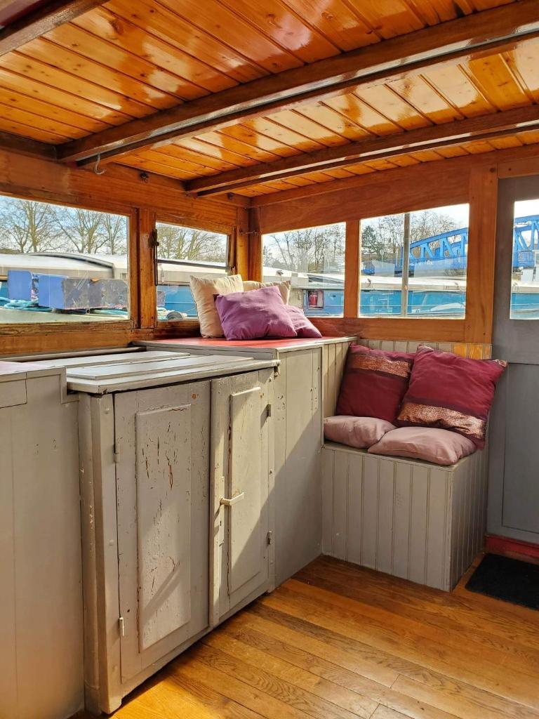 Péniche "Louise Michel" séjournez dans l'appartement du capitaine, offrez vous une expérience inoubliable au fil de l'eau photo 2