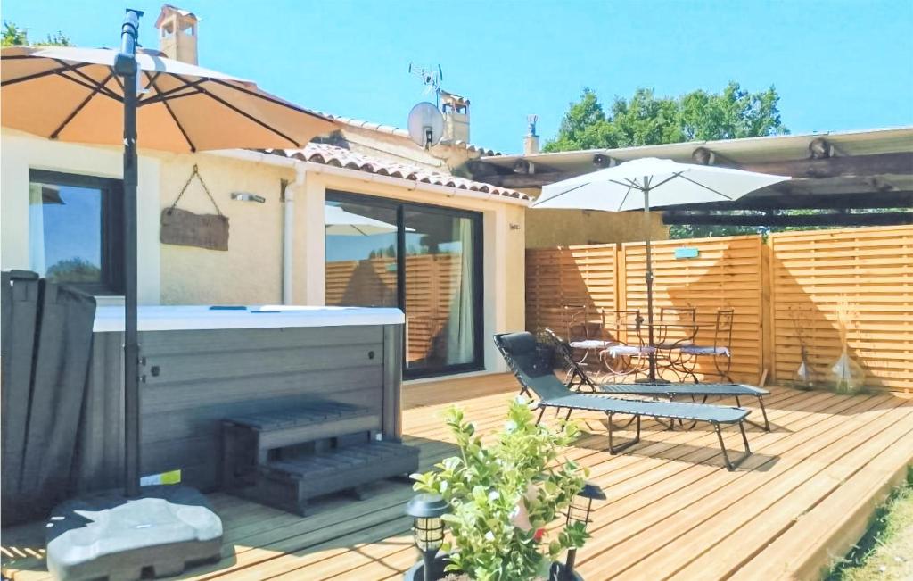 Nice Home In Malaucne With Jacuzzi, Wifi And 1 Bedrooms