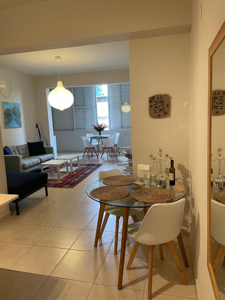 charming tlv two bedroom photo 3