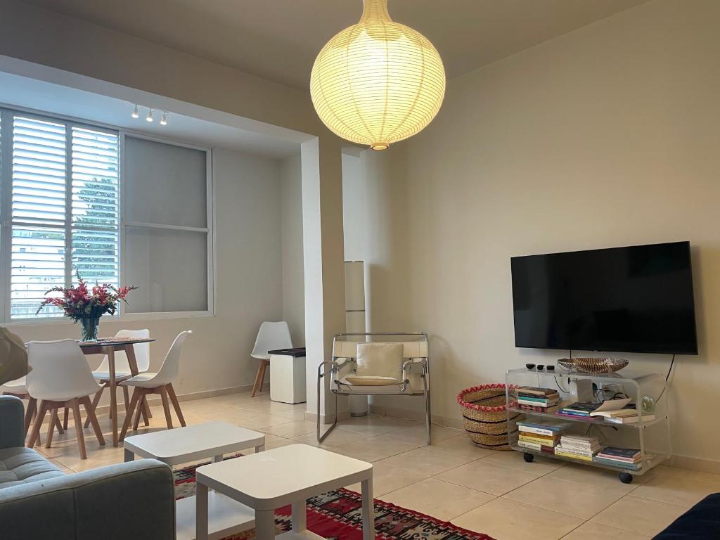 charming tlv two bedroom photo 4