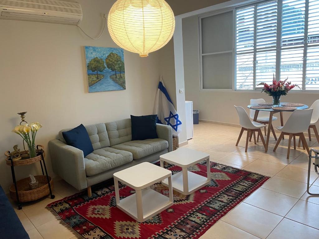 charming tlv two bedroom photo 2