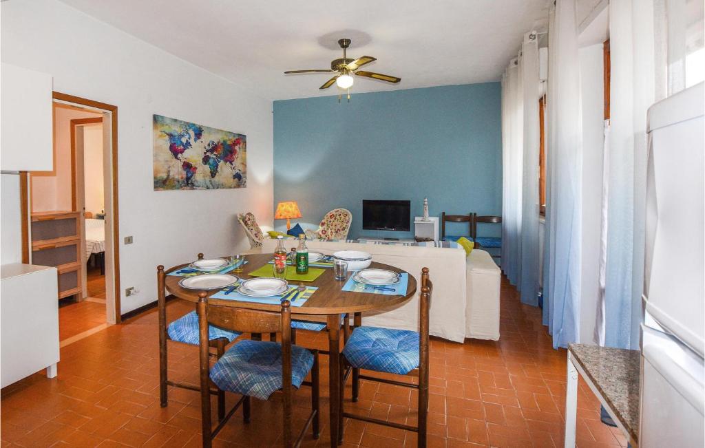 Awesome Apartment In Follonica With Wifi And 2 Bedrooms photo 3