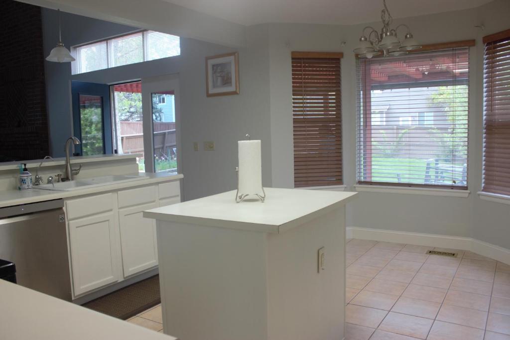 Amazing 4 Bedroom House with nice Backyard photo 3
