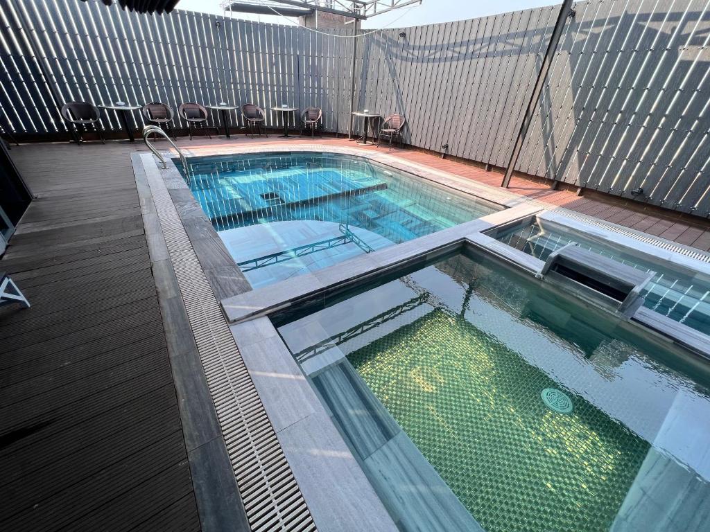 Kiwi Hotel & Apartments