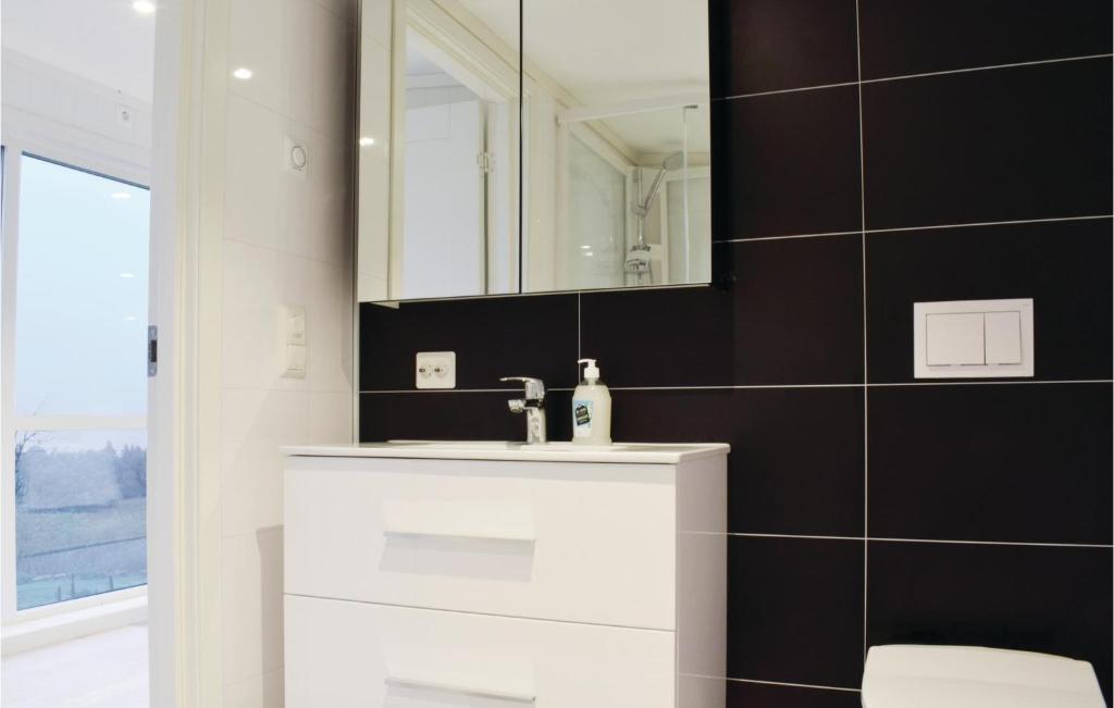 Nice Home In Vanse With 3 Bedrooms And Wifi photo 3