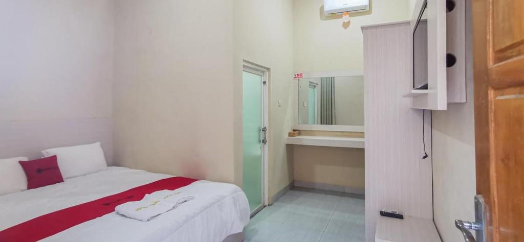 RedDoorz near Pantai Pancer Door Pacitan photo 3