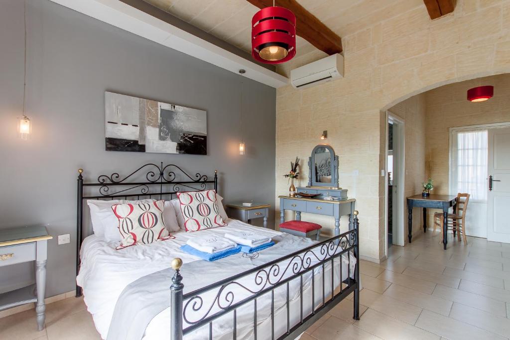Twilight Gozitan Farmhouse With Pool - Happy Rentals photo 4