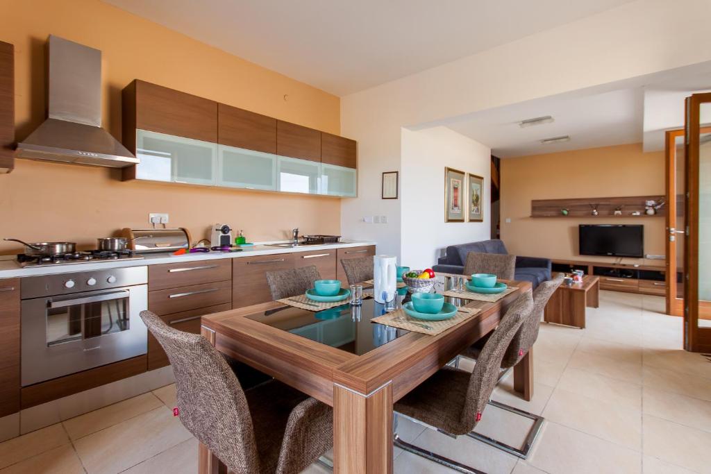 Harbour Views Gozitan Villa Shared Pool - Happy Rentals photo 3