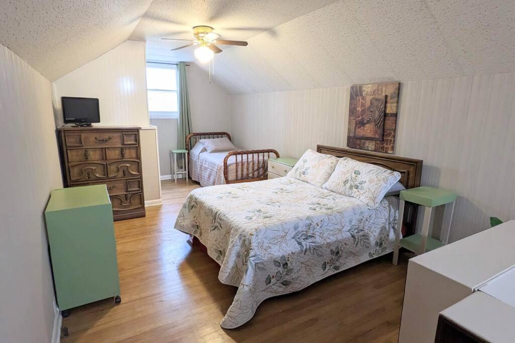 Spacious 3 BR prime location! 3 mi from Downtown photo 4