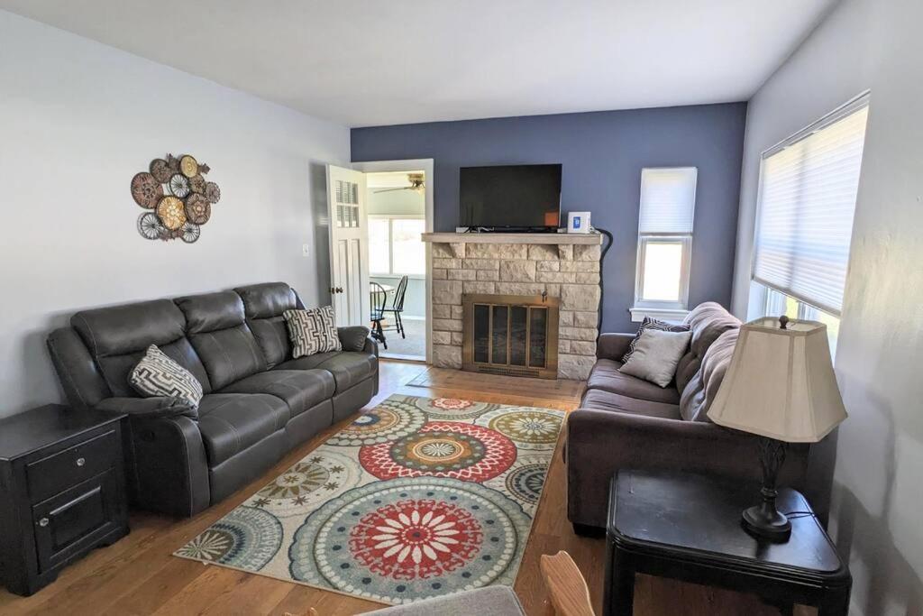 Spacious 3 BR prime location! 3 mi from Downtown