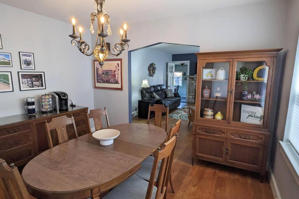 Spacious 3 BR prime location! 3 mi from Downtown photo 1