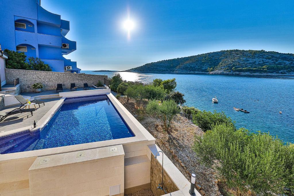 Luxury 2 etage apartment with swimming pool photo 2