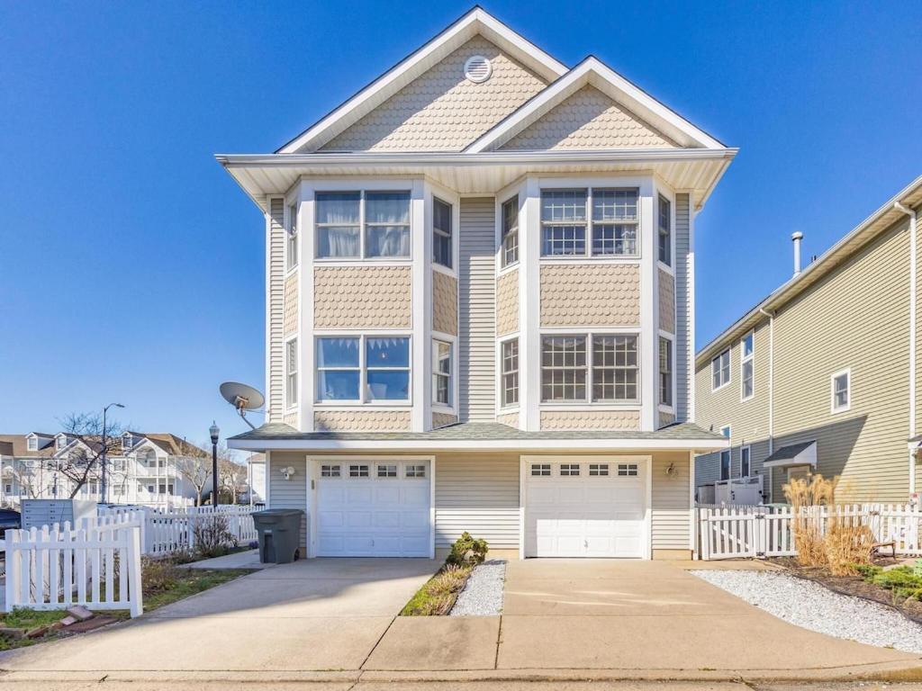 Balcony View, Updated Interior, Close to the Beach! image