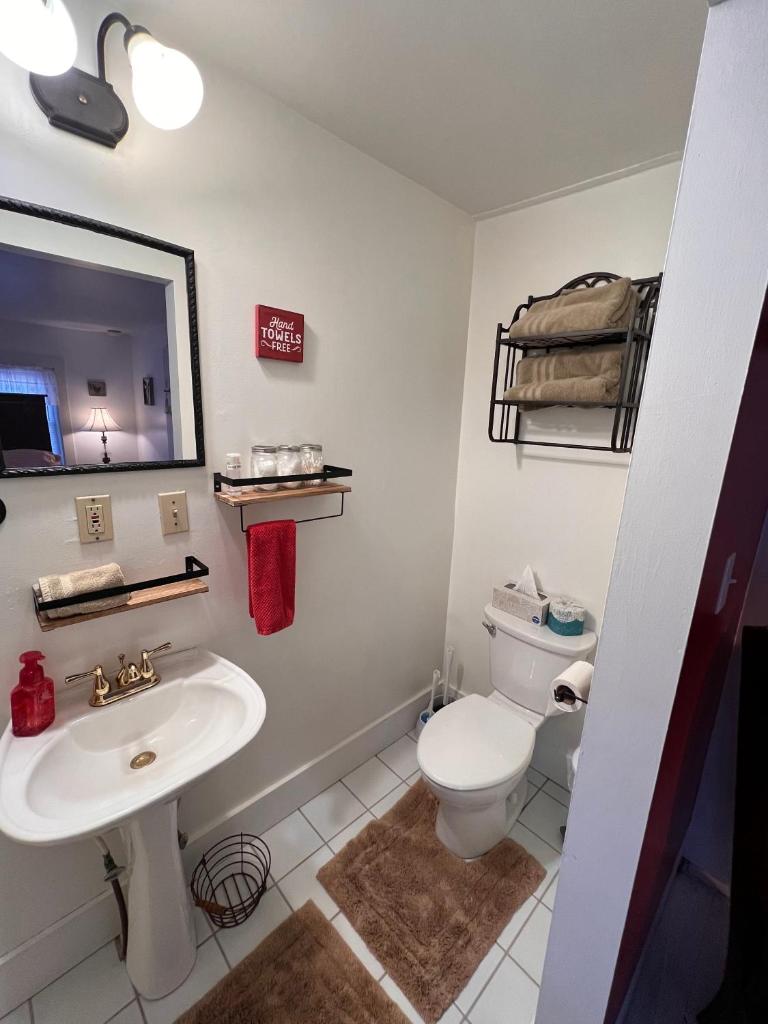 The FarmHouse Inn Bed and Breakfast photo 2