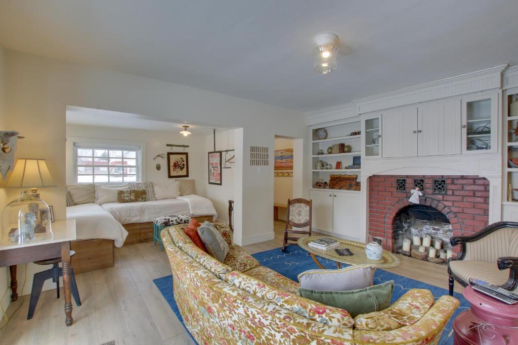 Historic Albion Mountain Cottage on Quiet Street! photo 1