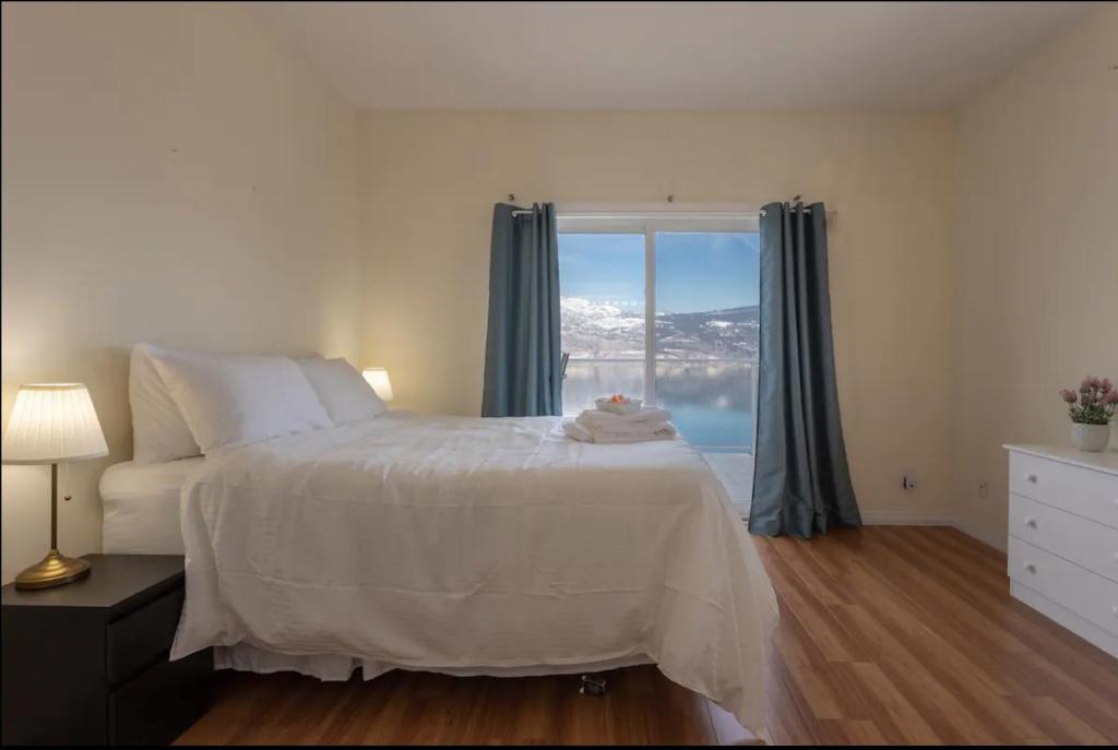 Amazing Lakeview 3-Bedroom in Summerland Estate Winery photo 3