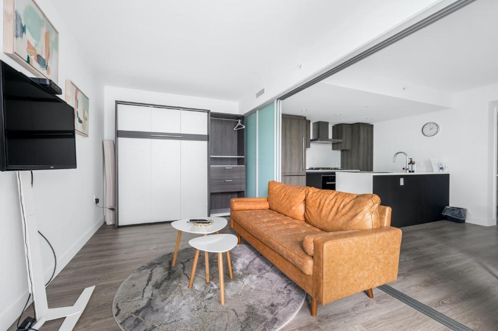 Brand New 1 bedroom 2 beds Condo DT Richmond. photo 1
