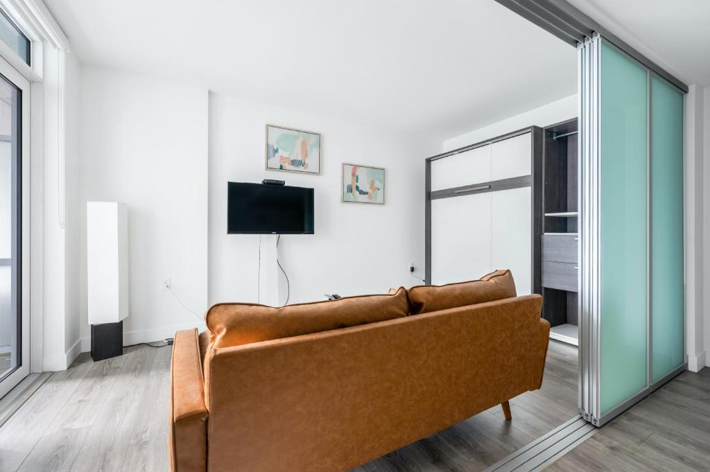 Brand New 1 bedroom 2 beds Condo DT Richmond. photo 2