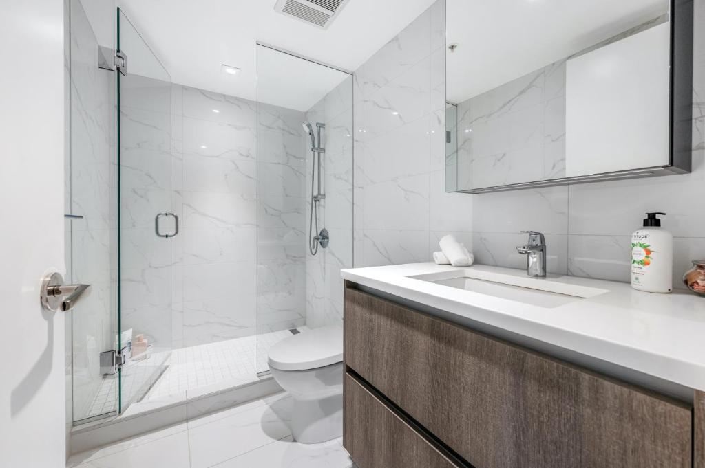 Brand New 1 bedroom 2 beds Condo DT Richmond. photo 3