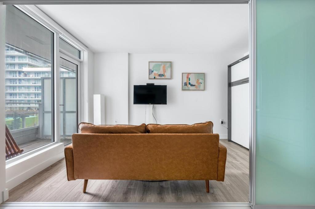 Brand New 1 bedroom 2 beds Condo DT Richmond. photo 4
