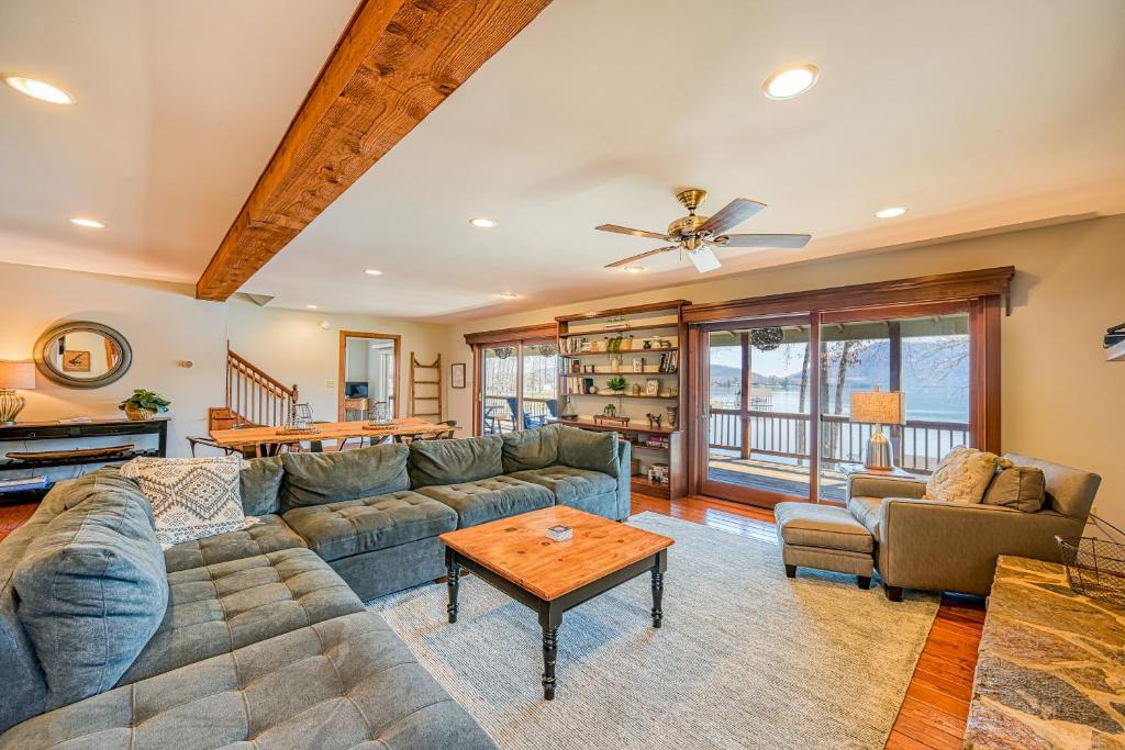 The Lodge on Smith Mountain Lake photo 2