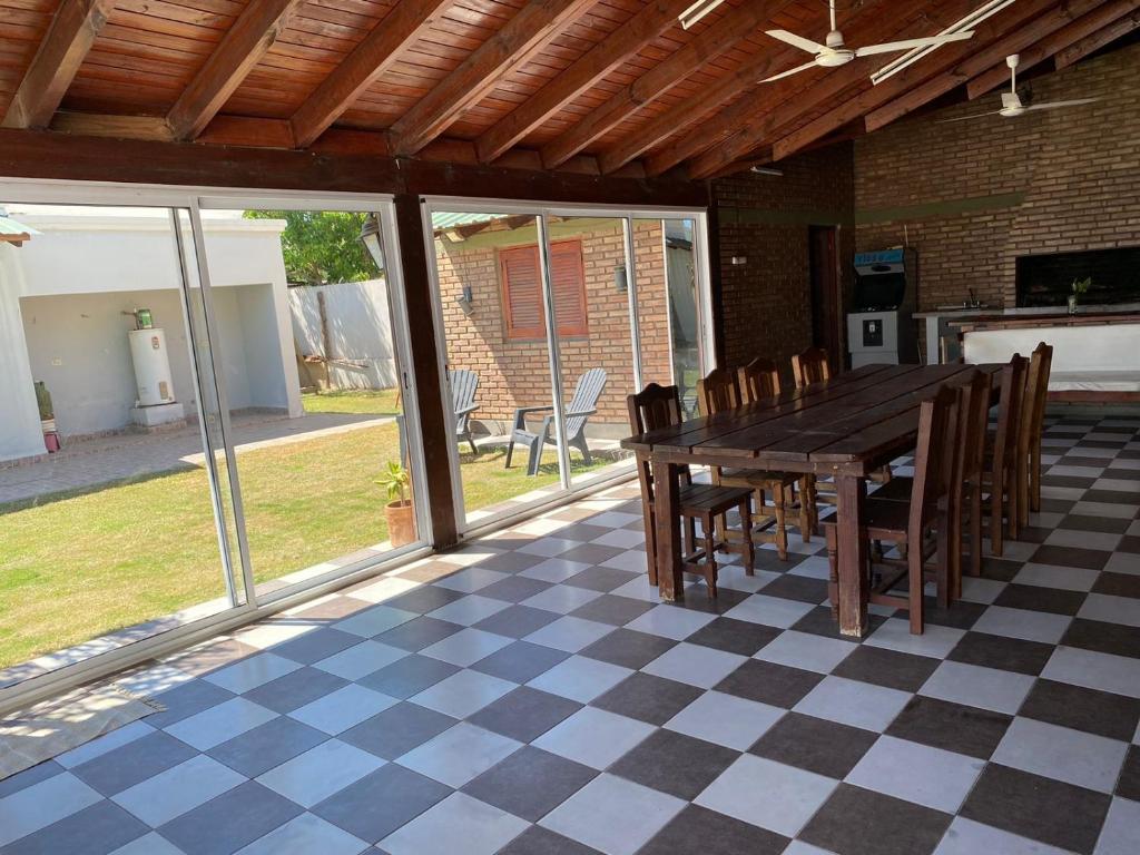 Hermosa Casa con Quincho y pileta photo 3