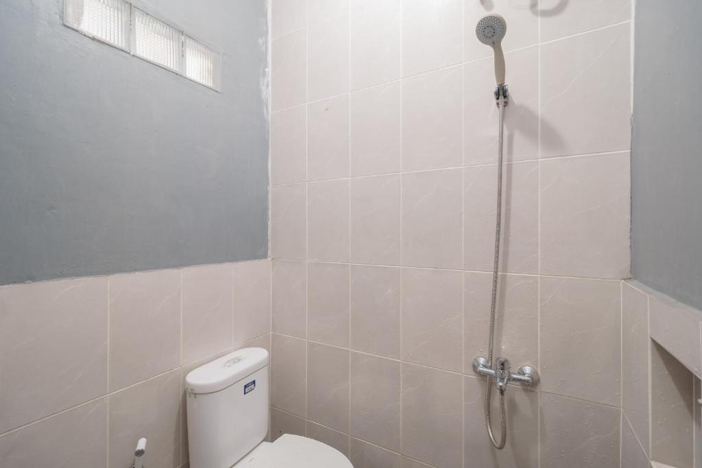 RedDoorz Syariah near Siloam Hospitals Bulak Kapal photo 4