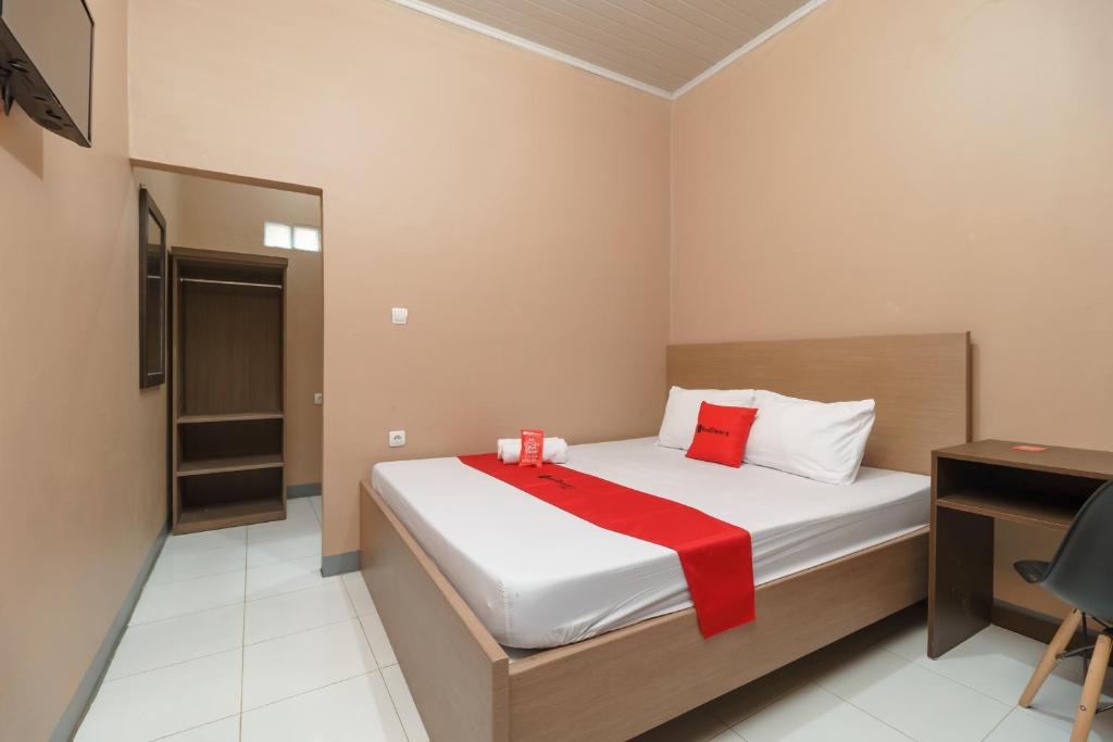 RedDoorz Syariah near Siloam Hospitals Bulak Kapal