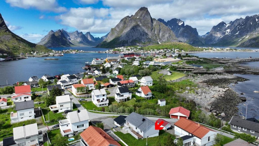 House in the heart of Lofoten with spectacular view photo 2