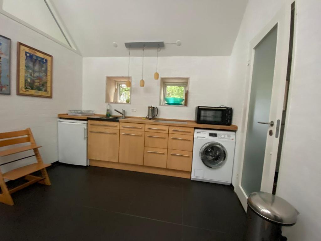 Oak Cottage near Rønne & Beach photo 3