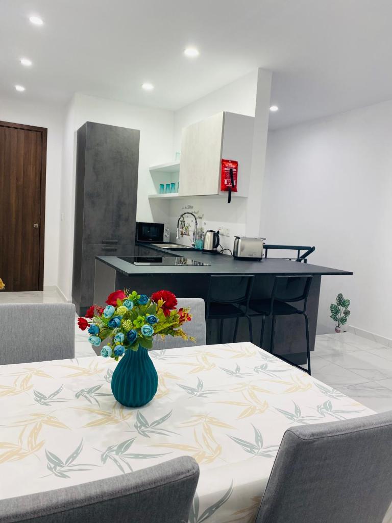Central, Bright & Modern Apartment photo 2