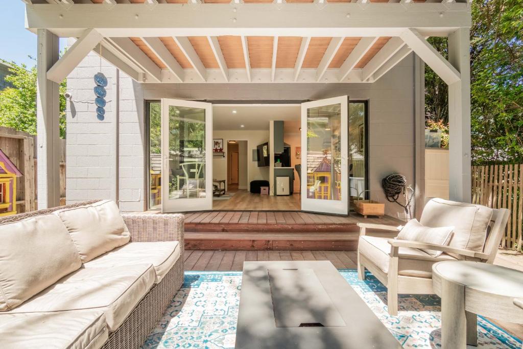 Downtown Mill Valley 2 bedroom Stylish Home with Yard Best San Francisco Bay Area