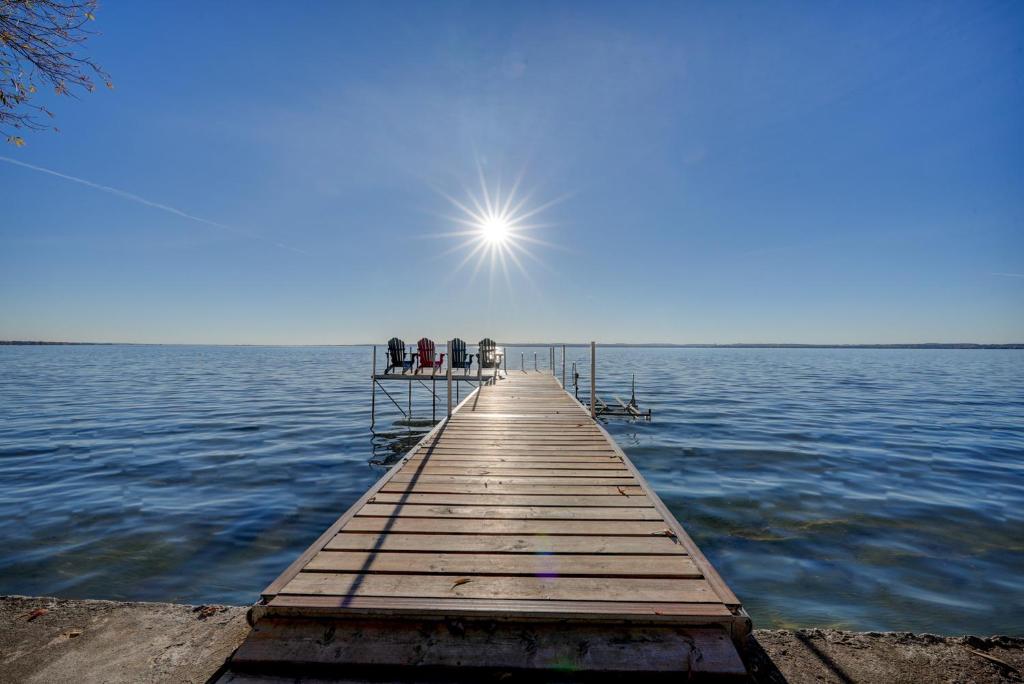 Paradise Waterfront Cottage (35 Min Drive From Toronto) photo 4